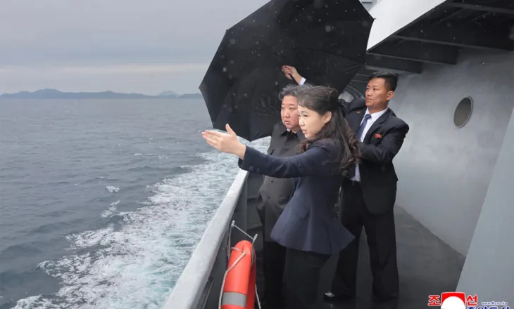 Shfaqje force nga Pheniani, Kim Jong Un mbikëqyr testet e anijes së re luftarake