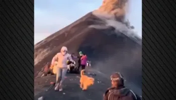 ‘Shi i zjarrtë’ në Guatemala / Turistët i zë shpërthimi i ‘Volcán de Fuego’, gurë vullkanikë bien mbi grupin gjatë shpërthimit