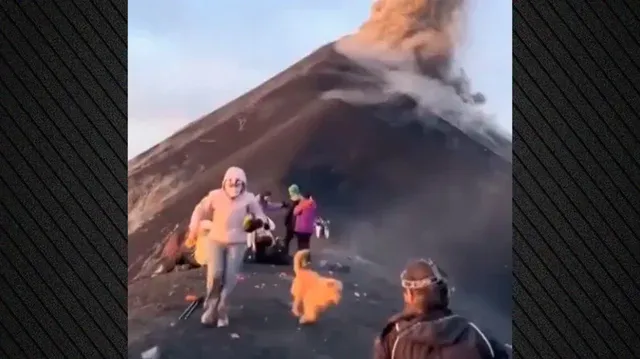 ‘Shi i zjarrtë’ në Guatemala / Turistët i zë shpërthimi i ‘Volcán de Fuego’, gurë vullkanikë bien mbi grupin gjatë shpërthimit
