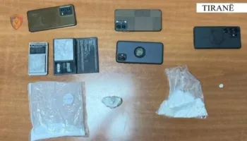 Shisnin kokainë në Tiranë, 4 të arrestuar! Sekuestrohen mbi 400 gramë kokainë, 2 peshore, para dhe 4 celularë
