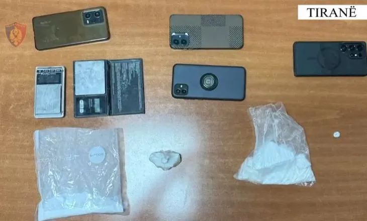 Shisnin kokainë në Tiranë, 4 të arrestuar! Sekuestrohen mbi 400 gramë kokainë, 2 peshore, para dhe 4 celularë