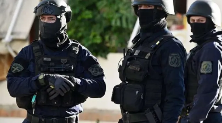 Shkatërrohet grupi i trafikut të drogës dhe armëve, tetë persona të arrestuar në Athinë