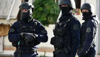 Shkatërrohet grupi shqiptar i trafikut të drogës dhe armëve në Athinë, arrestohen tetë persona