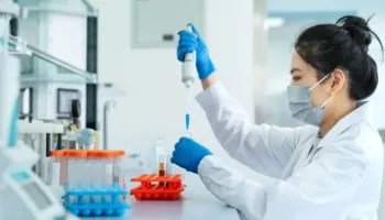 Shkencëtarët krijojnë vaksinën e parë të projektuar nga inteligjenca artificiale