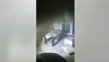 Shmanget tragjedia në Laprakë/ Familja me dy fëmijë, evakuohet nga banesa e përfshirë nga zjarri