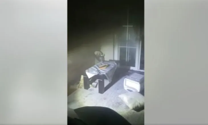 Shmanget tragjedia në Laprakë/ Familja me dy fëmijë, evakuohet nga banesa e përfshirë nga zjarri