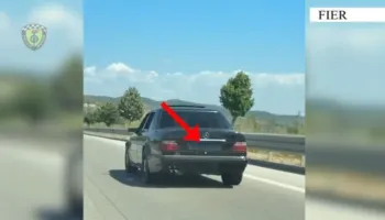 Shoferët në Fier nuk heqin këmbën nga gazi, mbi 1500 gjoba për shpejtësi tej normave në një javë