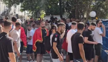 Shoqërimet pas incidenteve te Kuvendi, protestuesit mblidhen para Komisariatit nr.1 në Tiranë