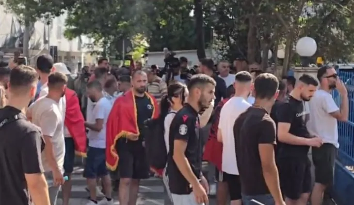 Shoqërimet pas incidenteve te Kuvendi, protestuesit mblidhen para Komisariatit nr.1 në Tiranë