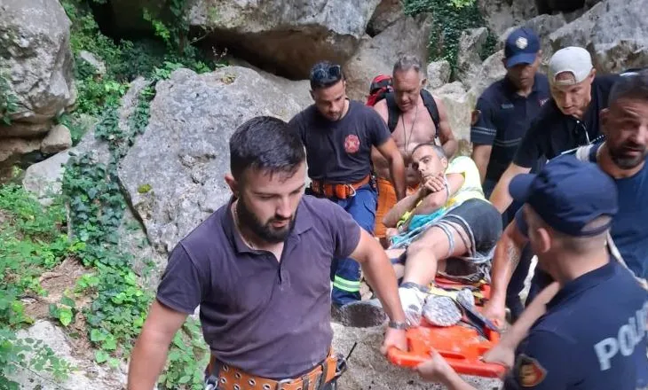 Shpëtohet çifti i bllokuar në Kanionin e Gjipesë, njëri prej turistëve transportohet në spital pas thyerjes së këmbës