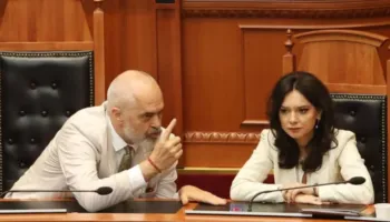 “Shpirtra të humbur në partinë tonë duan ‘Shqipëri të re'”/ Rama thumbon Spiropalin: Mezi pres draftin!