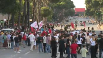 “Shqipëri e re”/ Protesta e 14-të në kryeqytet, nis grumbullimi i qytetarëve në sheshin “Skënderbej”