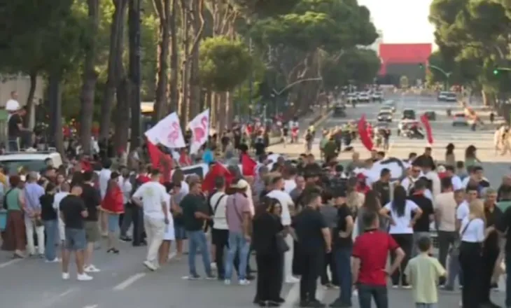 “Shqipëri e re”/ Protesta e 14-të në kryeqytet, nis grumbullimi i qytetarëve në sheshin “Skënderbej”