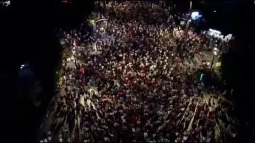 “Shqipëri e re”/ Tubim mbi 3 orë, protestuesit vazhdojnë marshimin: Edi Rama dorëhiqu