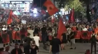 “Shqipëri e re”/ Uragani’ i protestuesve marshim kilometrik në Tiranë: Revolucion