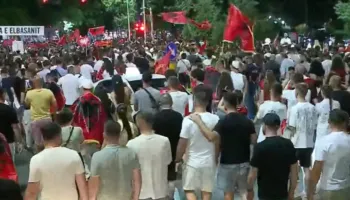 “Shqipëria e shqiptarëve, jo e pushtetarëve”/ Ushtojnë thirrjet, vijon marshimi masiv rrugëve të Tiranës