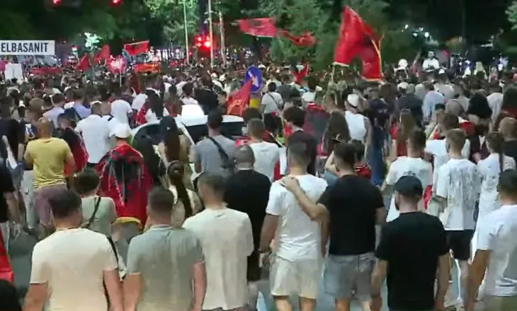 “Shqipëria e shqiptarëve, jo e pushtetarëve”/ Ushtojnë thirrjet, vijon marshimi masiv rrugëve të Tiranës
