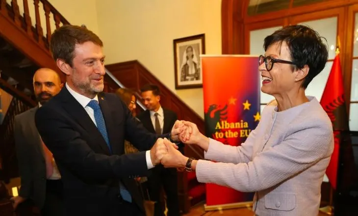 Shqipëria feston rezultatet në rrugën drejt anëtarësimit në BE, ministri Hoxha pret Komisioneren Marta Kos në Bruksel