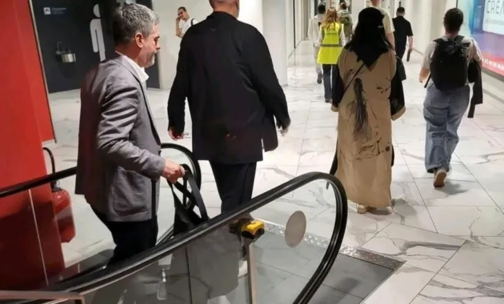 Shqipëria në protestë/ Rama udhëton në Zvicër, Ermal Dredha i mban valixhen