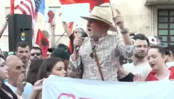 ‘Shqipëria nuk është në shitje’, Lubonja flet nga protesta: Sistemi i Ramës ka grabitur vendin, të përmbysim pushtetin