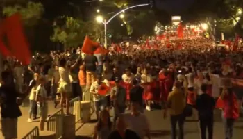 “Shqipërinë do ta shpëtojmë nga Rama”/ Pas rreth tre orësh protestë, përfundon tubimi: Ju lutem pastroni vendin