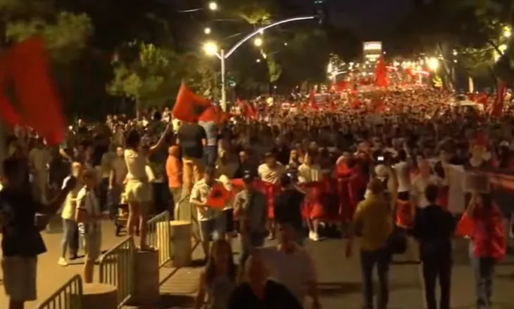 “Shqipërinë do ta shpëtojmë nga Rama”/ Pas rreth tre orësh protestë, përfundon tubimi: Ju lutem pastroni vendin