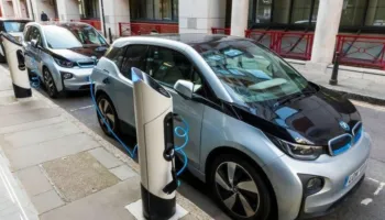 Shqiptarët ‘braktisin’ naftën, 45% e makinave të regjistruara për herë të parë janë elektrike