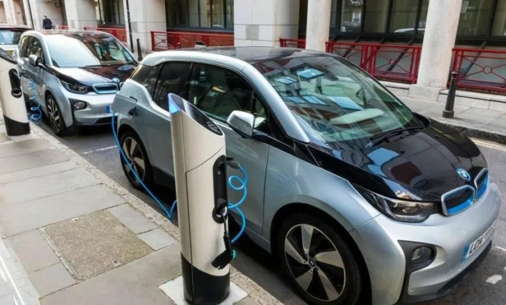 Shqiptarët ‘braktisin’ naftën, 45% e makinave të regjistruara për herë të parë janë elektrike