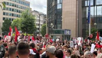 Shqiptarët në Bruksel në protestë kundër qeverisë Rama, kërkohet dorëheqja e kryeministrit