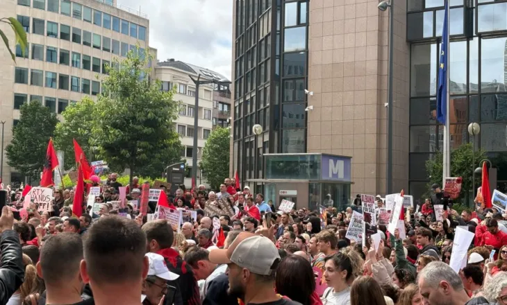 Shqiptarët në Bruksel në protestë kundër qeverisë Rama, kërkohet dorëheqja e kryeministrit