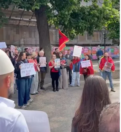 Shqiptarët në këmbë, kërkojnë dorëheqjen e Ramës/ Protesta sot në Hagë: Ta rrëzojmë qeverinë e korruptuar…