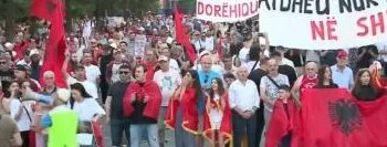 Shqiptarët në revoltë prej 24 ditësh/ Protestuesit nisin marshimin nga sheshi “Skënderbej” drejt Kryeministrisë