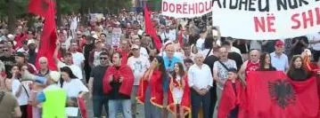 Shqiptarët në revoltë prej 24 ditësh/ Protestuesit nisin marshimin nga sheshi “Skënderbej” drejt Kryeministrisë