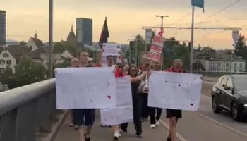Shqiptarët në Zvicër me pankarta/ Protesta kundër qeverisë: Rama në burg, Berisha në burg