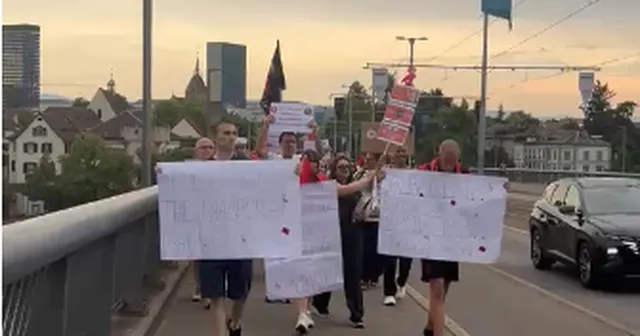Shqiptarët në Zvicër me pankarta/ Protesta kundër qeverisë: Rama në burg, Berisha në burg