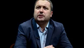 Shqiptari i Preshevës rri gatitu para xhandarit serb, pastaj vjen në Tiranë të protestojë kundër Ramës
