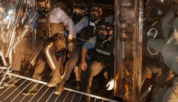 Shtetrrethim në SHBA pas përleshjeve në qendrën e emigrantëve në Newark, përshkallëzohen protestat kundër politikave të Donald Trump