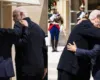Shtrëngime duarsh dhe përqafime/ Rama pritet me nderime të larta nga presidenti Macron