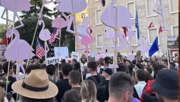 Si po e ndryshon protesta ekonominë e mbrëmjes në Tiranë, të rinjtë heqin dorë edhe nga koncertet