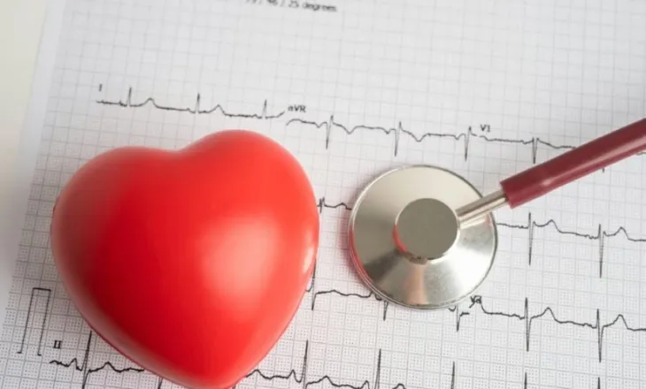 Si të përgatiteni për një EKG dhe çfarë mund të tregojë ajo