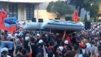 Simbol i emigrimit, protestuesit sjellin gomonen para Kryeministrisë