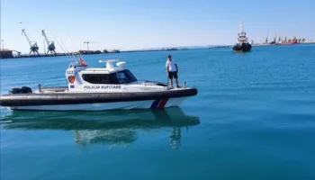 Skafi po fundosej në det, shpëtohen dy turistët ukrainas në Ksamil (VIDEO)