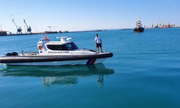 Skafi po fundosej në det, shpëtohen dy turistët ukrainas në Ksamil (VIDEO)
