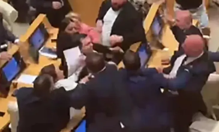 Skandal në parlamentin e Gjeorgjisë, deputetët përplasen fizikisht (VIDEO)