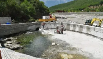 Skandal/ ‘Thahen’ llixhat e Bënjës në Përmet, kthehen në vaska bretkosash e fekalesh! Gazetari: Prokuroria të nisë hetimet