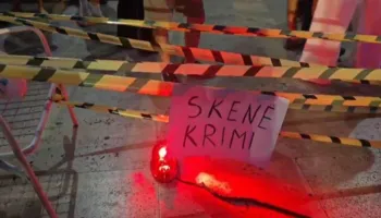 ‘Skenë krimi’/ Protestuesit kreativ, vendosin sirena policie para kryeministrisë