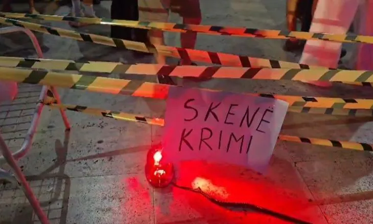‘Skenë krimi’/ Protestuesit kreativ, vendosin sirena policie para kryeministrisë