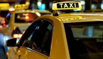 Skenë si në filma/ Pasagjeri kërcënon shoferin e taksisë, i grabit paratë