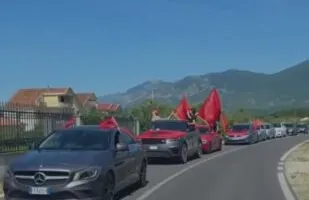Sot mbahet protesta më e madhe antiqeveritare në Tiranë, me flamuj dhe bori makinash/ Protestuesit “pushtojnë” Lezhën