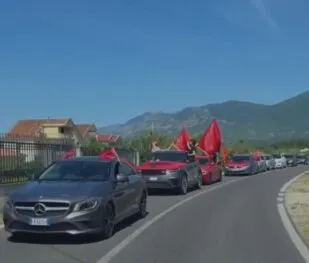 Sot mbahet protesta më e madhe antiqeveritare në Tiranë, me flamuj dhe bori makinash/ Protestuesit “pushtojnë” Lezhën